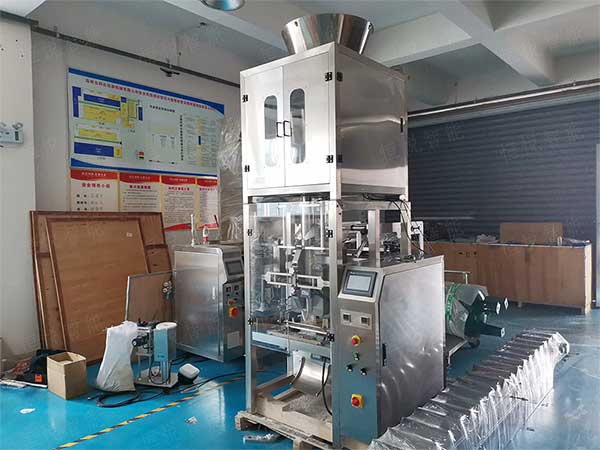 全套粉體自動(dòng)包裝機(jī)流水線由螺桿計(jì)量機(jī)、真空上料機(jī)、成品輸送機(jī)組成