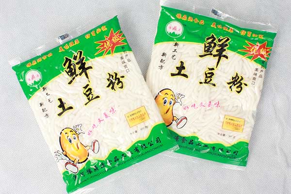 土豆粉真空機可以采用塑料復合膜、塑料鋁箔復合膜等材質(zhì)為包裝材料